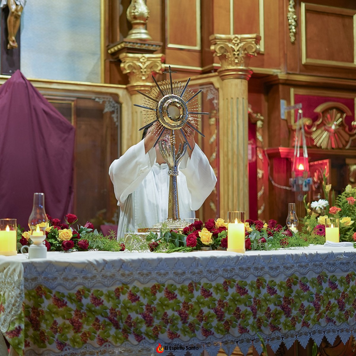 El equipo de liturgia ante Jesús&nbsp;Sacramentado