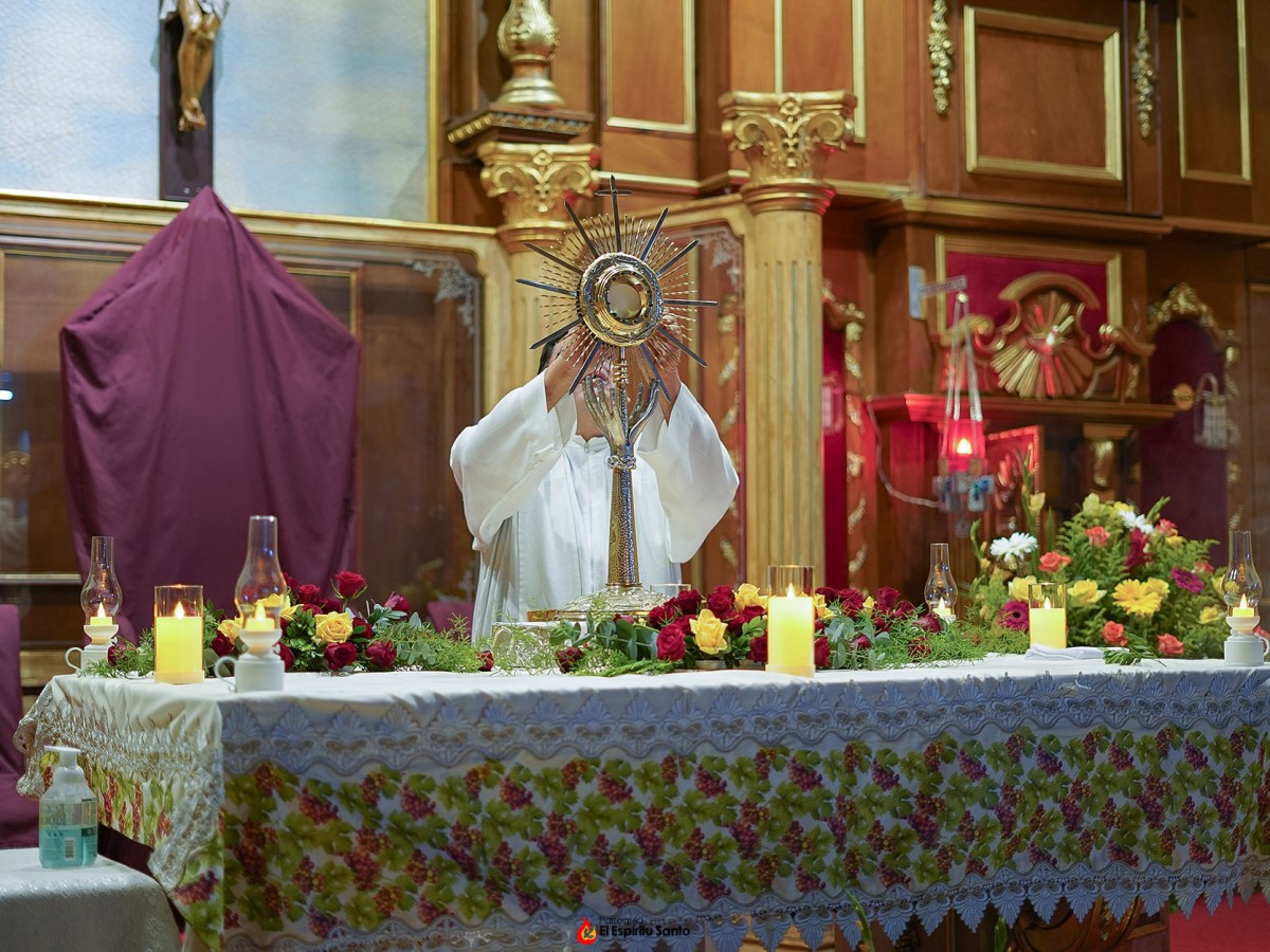 El equipo de liturgia ante Jesús&nbsp;Sacramentado