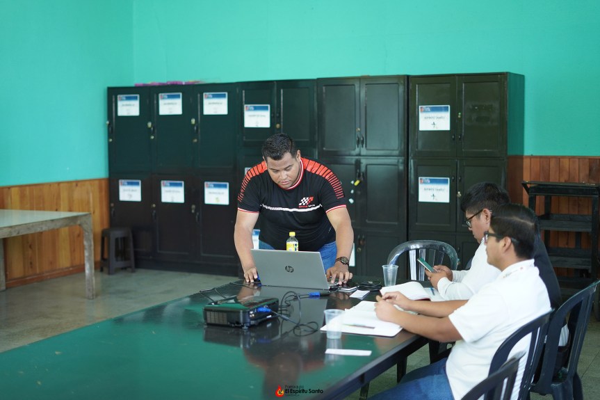 Nuestro equipo de comunicación en constante&nbsp;capacitación.