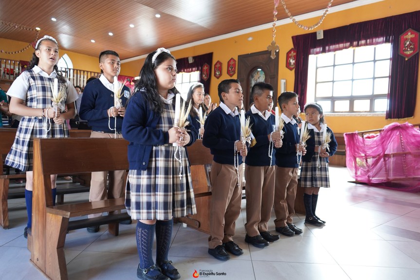 Los estudiantes del Miguel Magone hacen su Primera&nbsp;Comunión.
