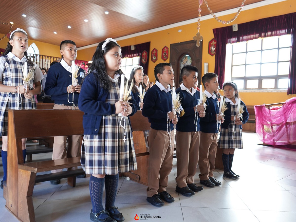 Los estudiantes del Miguel Magone hacen su Primera&nbsp;Comunión.