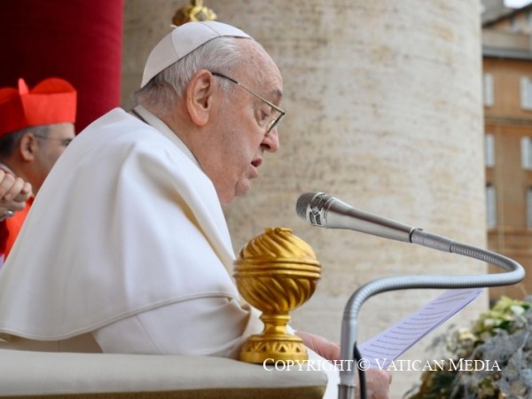 Mensaje Urbi Et Orbi: «Siendo un Niño frágil, nos revela la ternura de&nbsp;Dios»