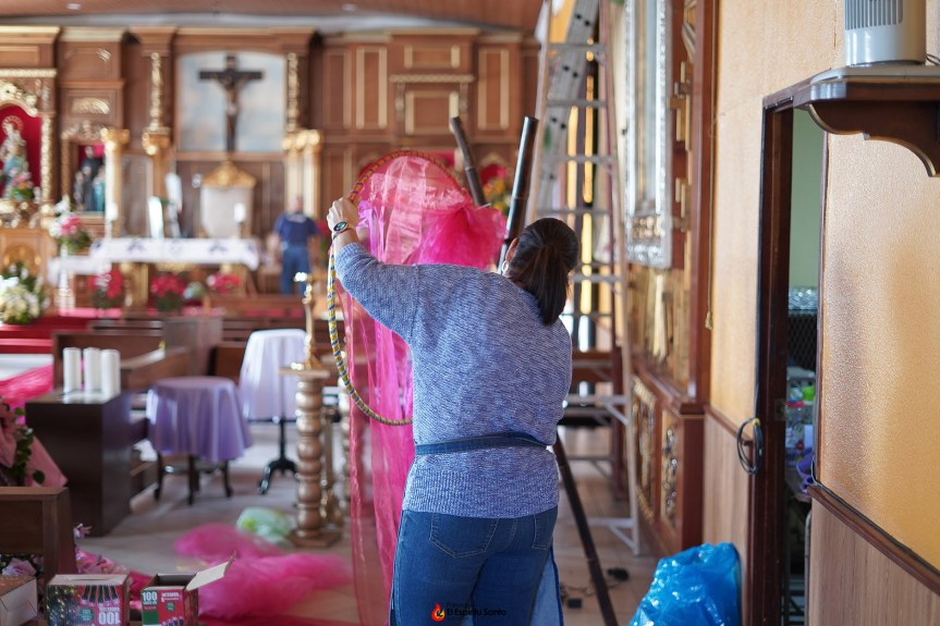 Decorando el altar de la Virgen de&nbsp;Guadalupe.