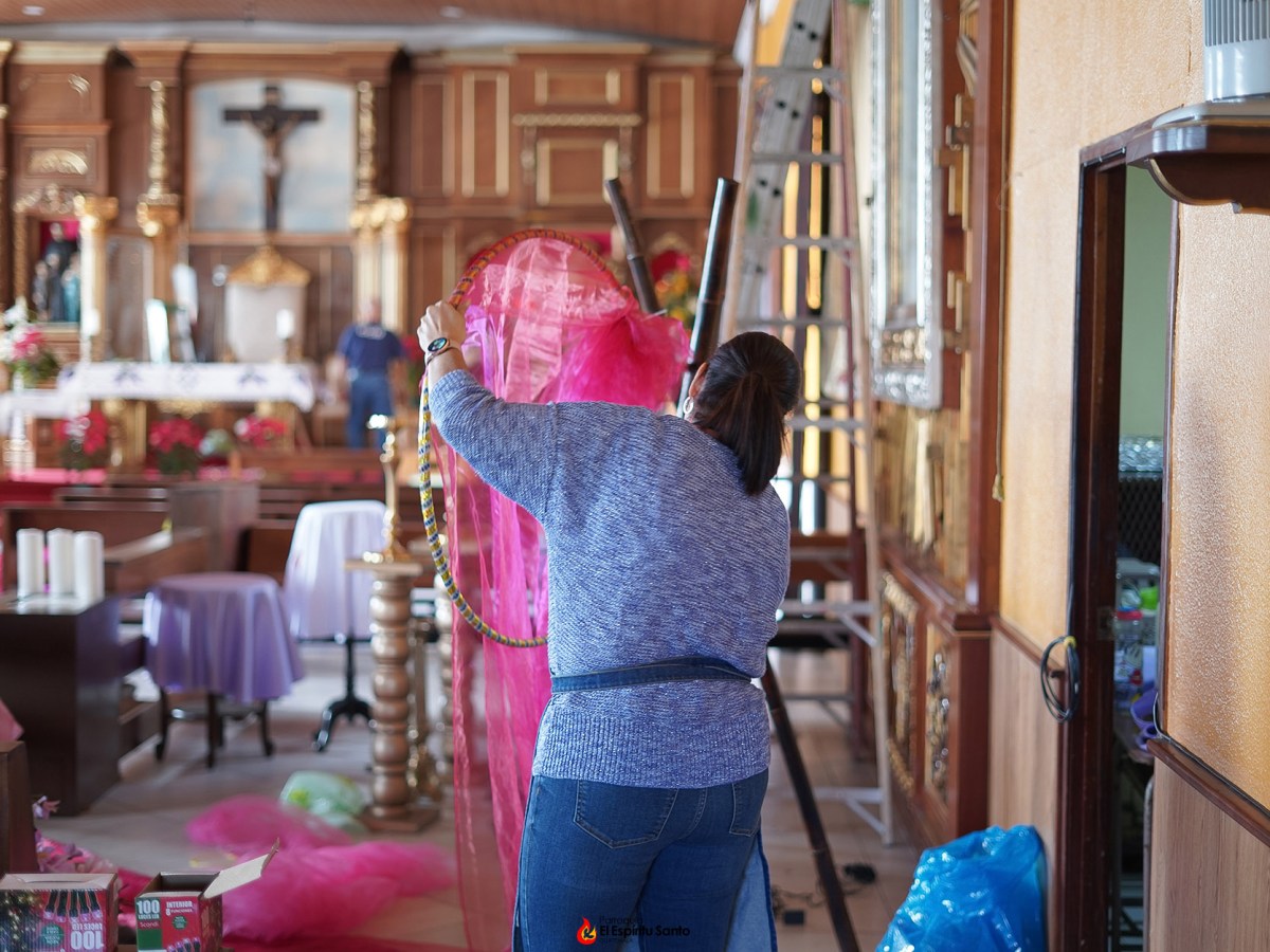 Decorando el altar de la Virgen de&nbsp;Guadalupe.