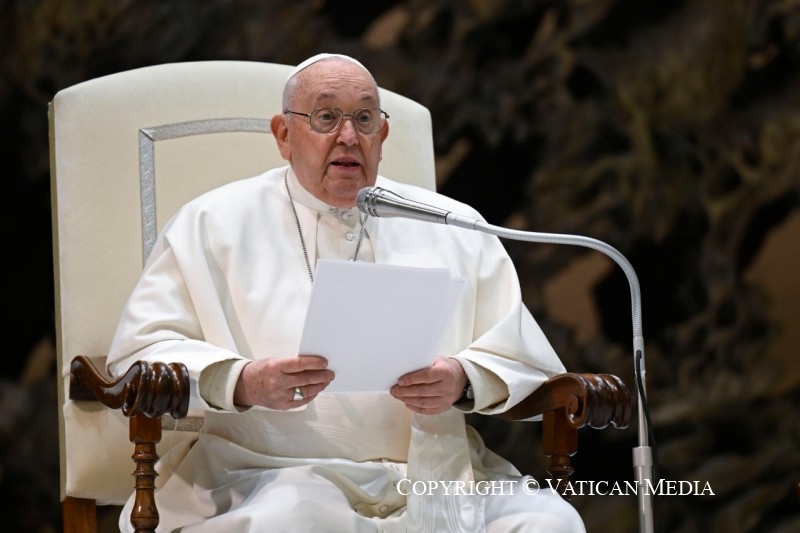 Papa Francisco: «Una persona enamorada se vuelve generosa, disfruta haciendo regalos, escribe cartas y&nbsp;poemas»