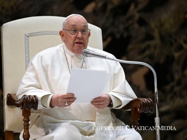 Papa Francisco: «Una persona enamorada se vuelve generosa, disfruta haciendo regalos, escribe cartas y&nbsp;poemas»