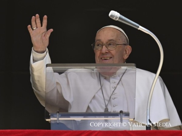 Papa Francisco: «Basta con fijar la mirada en Jesús crucificado y&nbsp;resucitado»