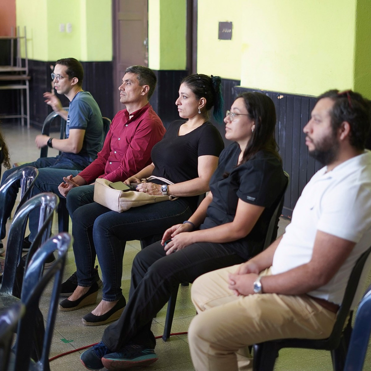 Padres y padrinos preparándose para el bautizo de los&nbsp;pequeños
