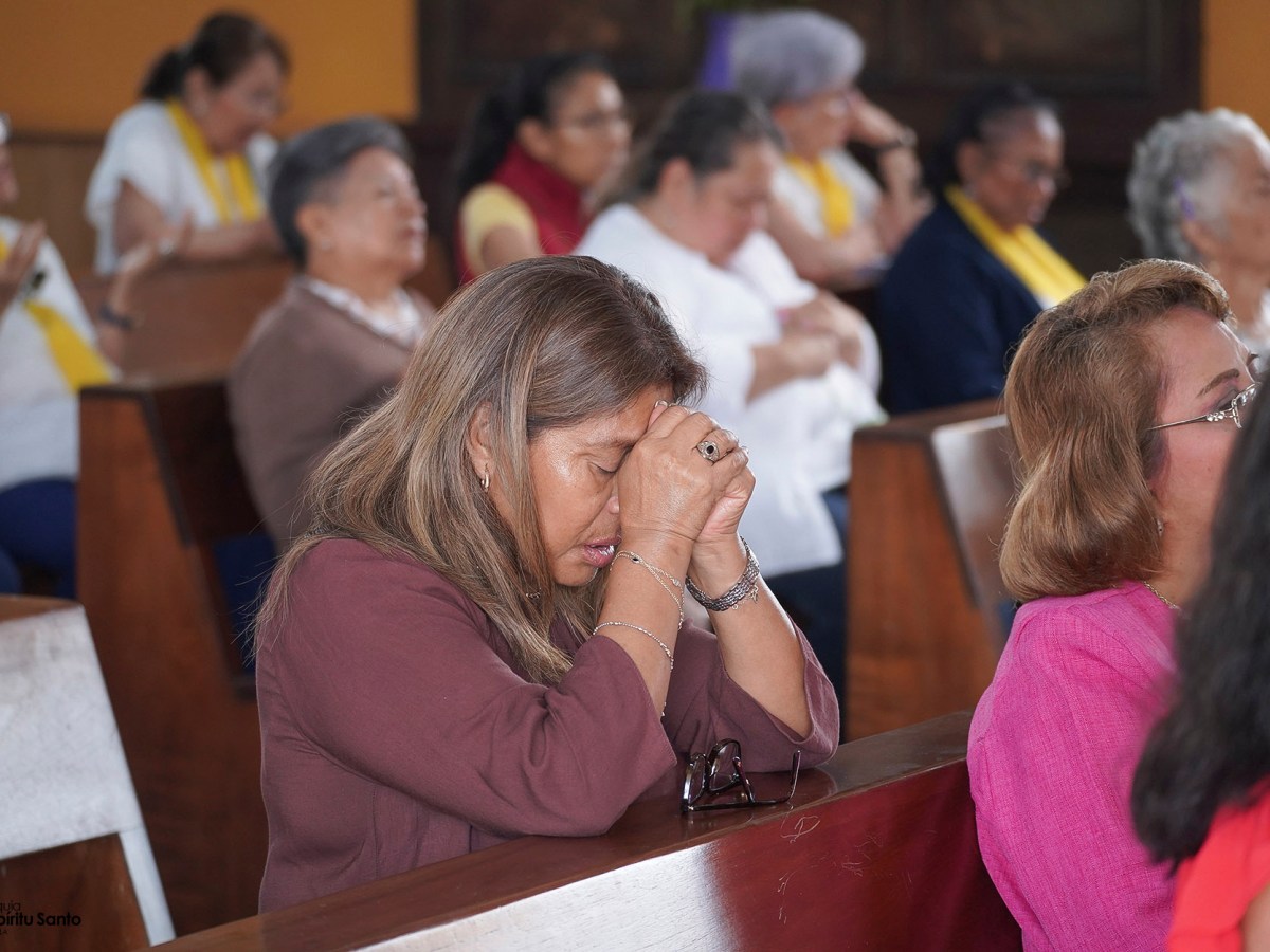 De rodillas ante Jesús Vivo y&nbsp;Resucitado