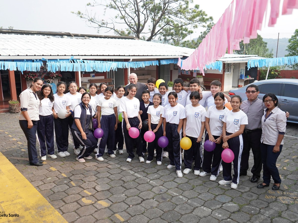 P. Walter Jara llega al Centro Escolar Miguel&nbsp;Magone