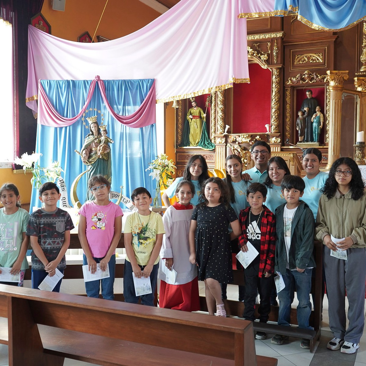 Los niños se presentan ante María&nbsp;Auxiliadora