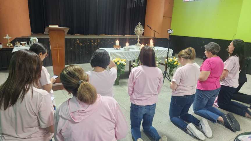 Rezando delante de Jesús&nbsp;Sacramentado