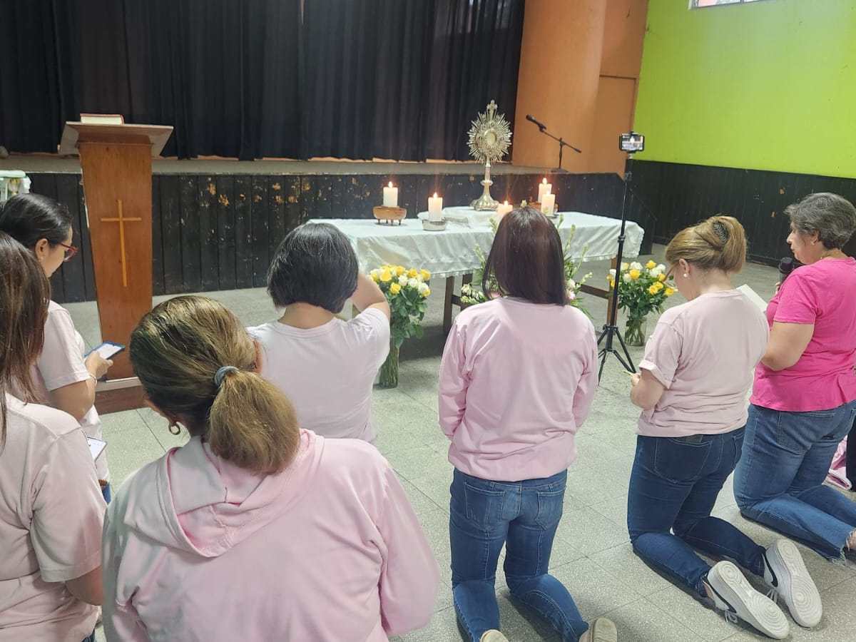 Rezando delante de Jesús&nbsp;Sacramentado