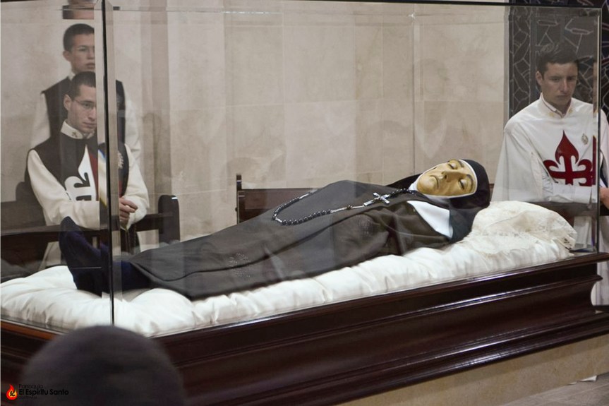 Pidiendo la intercesión de sor Encarnación&nbsp;Rosal