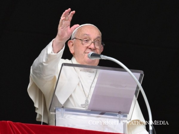 Papa Francisco: «El que recibe más gracia de la limosna es el que la&nbsp;da»