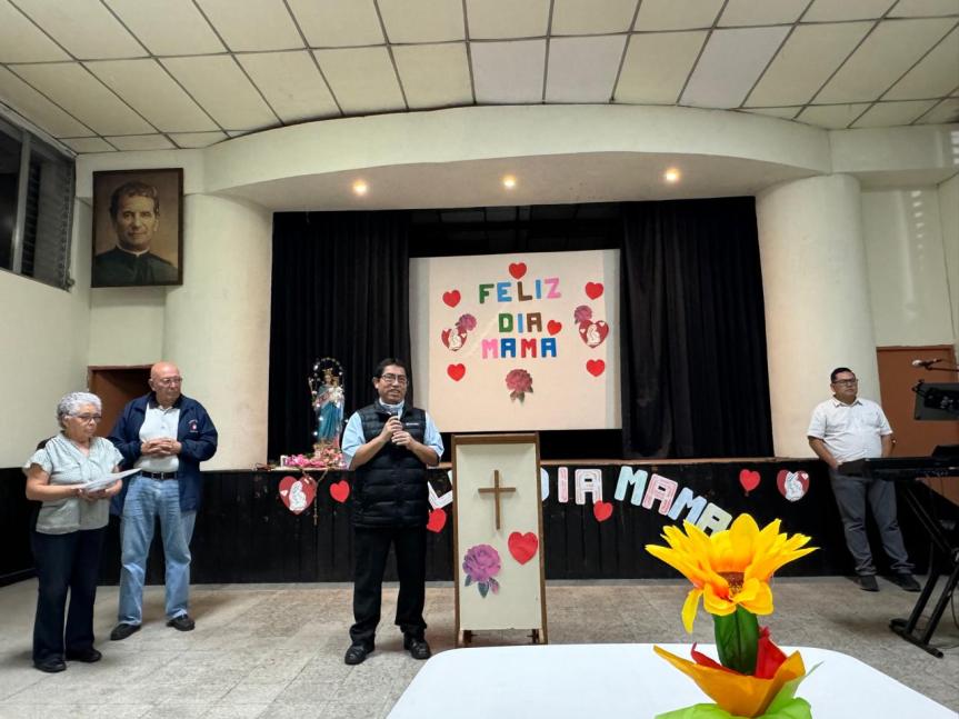 Celebrando a mamá en la Comunidad Espíritu&nbsp;Santo