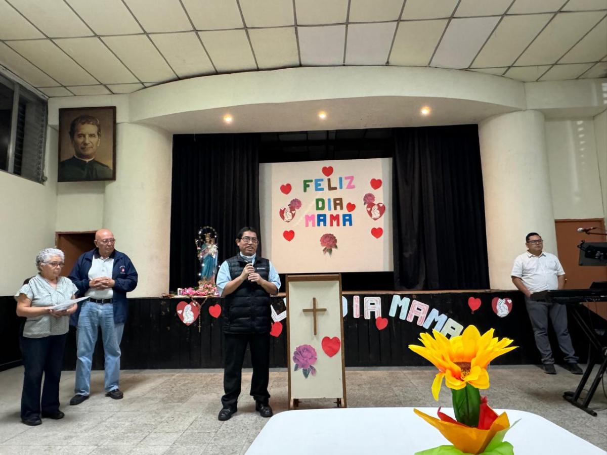 Celebrando a mamá en la Comunidad Espíritu&nbsp;Santo