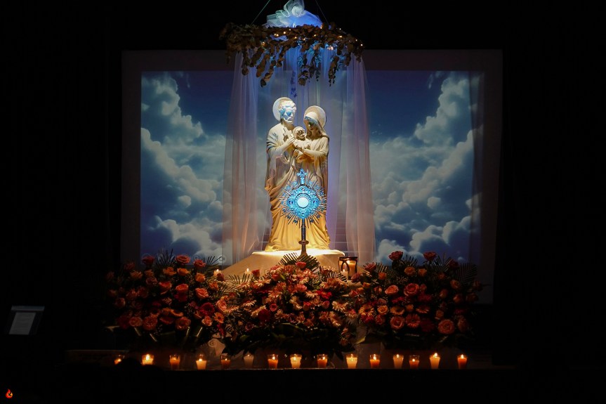 Adoración Eucarística une a las familias en el cuarto día de la Semana de la&nbsp;Familia