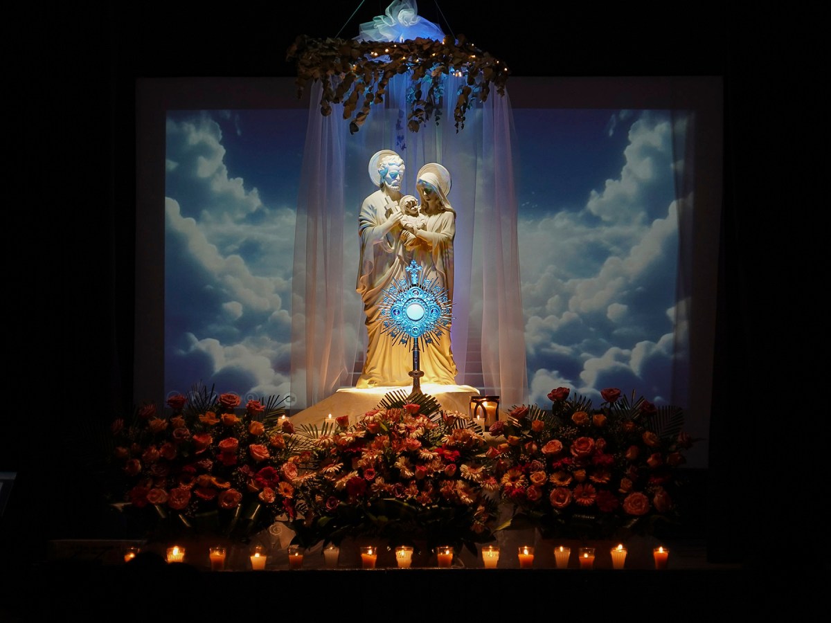 Adoración Eucarística une a las familias en el cuarto día de la Semana de la&nbsp;Familia