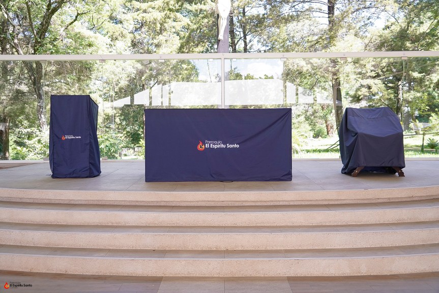 Nuevo mobiliario protegido en el templete del salón&nbsp;campestre