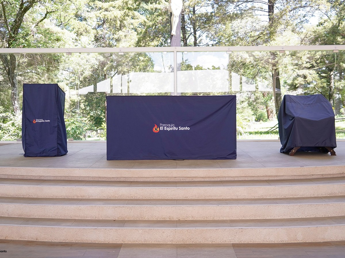 Nuevo mobiliario protegido en el templete del salón&nbsp;campestre