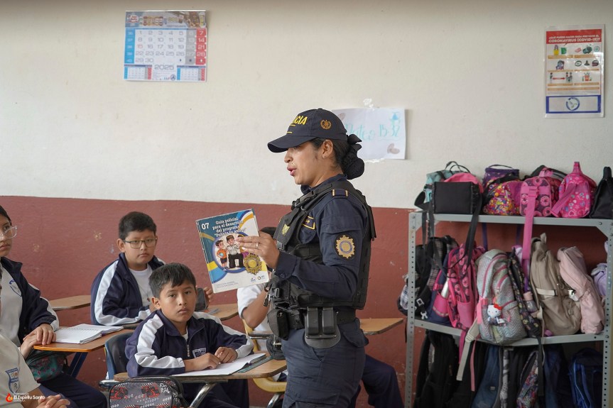 Policía Nacional Civil llega al Centro Escolar Miguel&nbsp;Magone