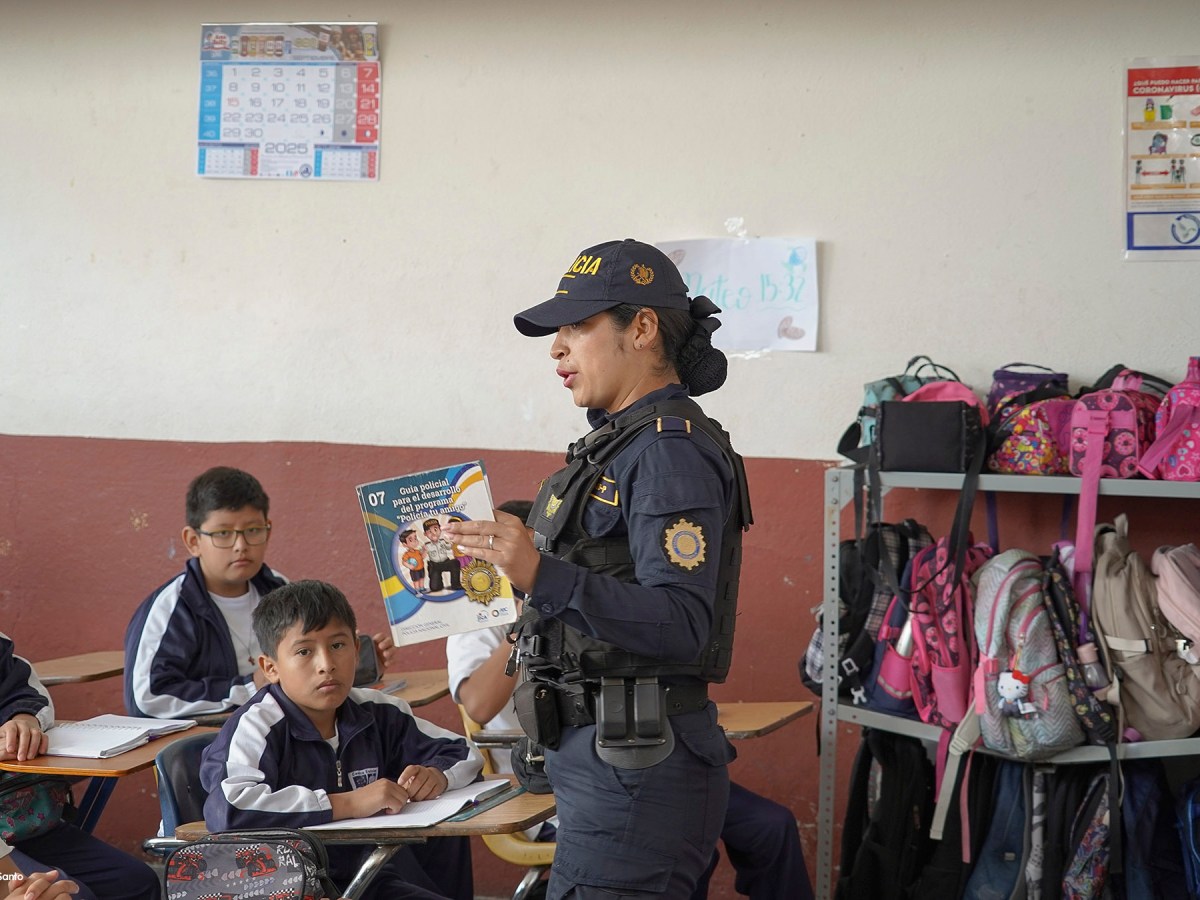 Policía Nacional Civil llega al Centro Escolar Miguel&nbsp;Magone