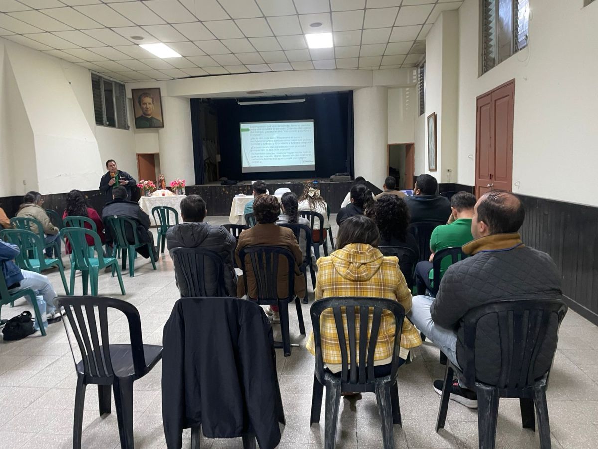 Amor y oración de la mano: la asamblea que enciende corazones&nbsp;matrimoniales