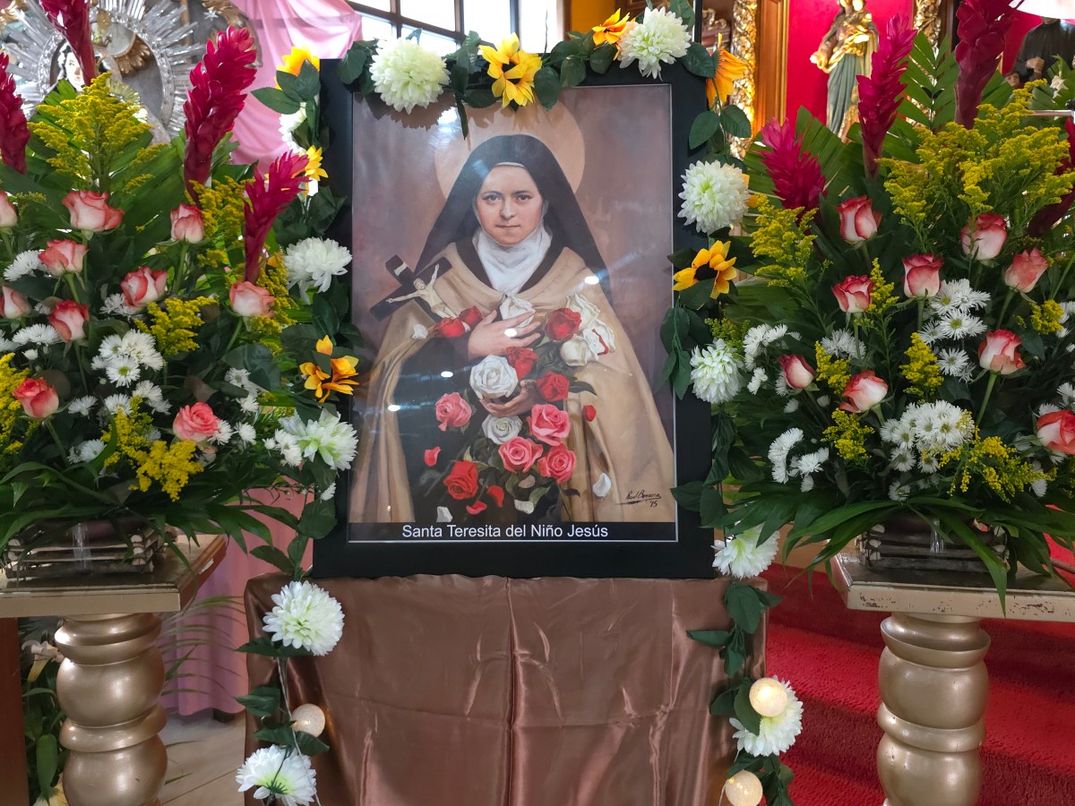 Celebrando el día de Santa Teresita del Niño Jesús con un hermoso&nbsp;altar