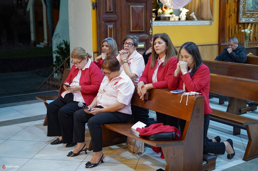 Dos Corazones en adoración: Fe que ilumina y&nbsp;sostiene