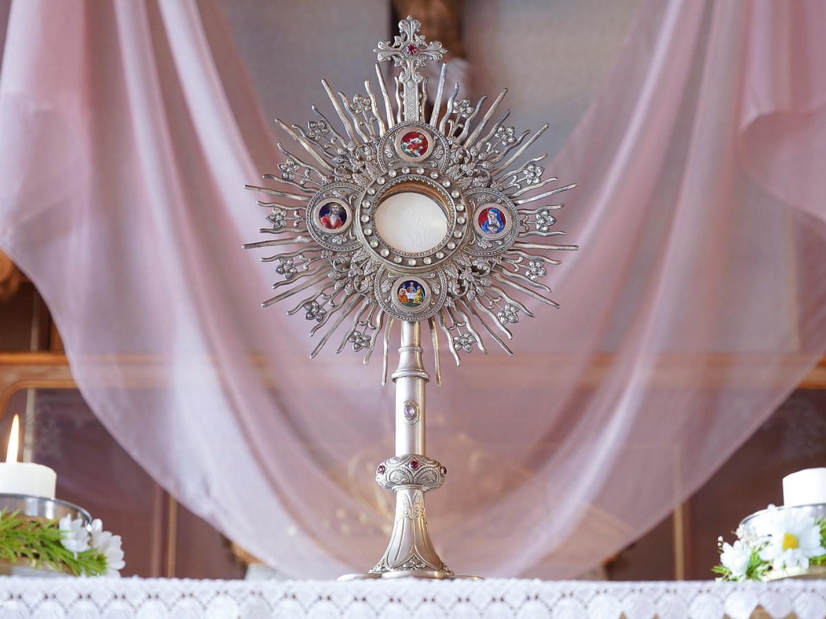 Fieles acompañaron todo el día al Santísimo&nbsp;Sacramento