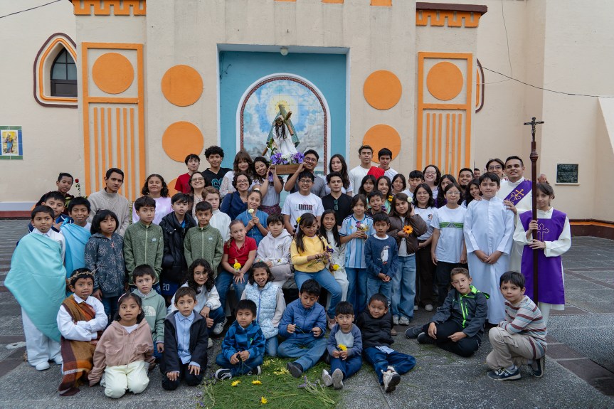 Tarde de fe y entrega: así vivieron los jóvenes el Vía&nbsp;Crucis