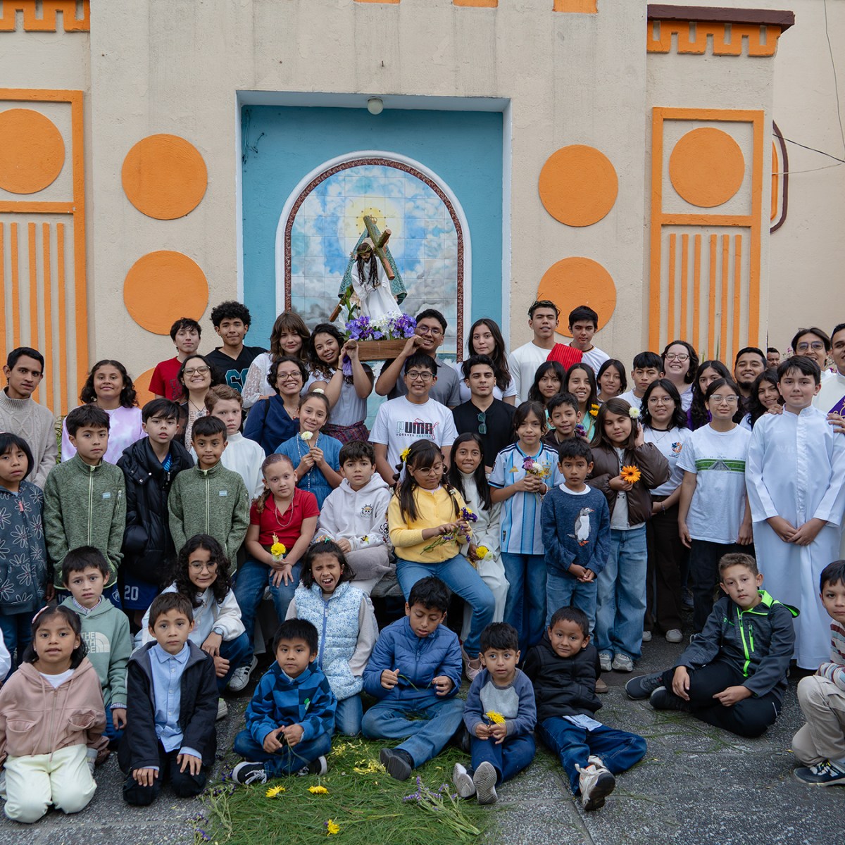 Tarde de fe y entrega: así vivieron los jóvenes el Vía&nbsp;Crucis