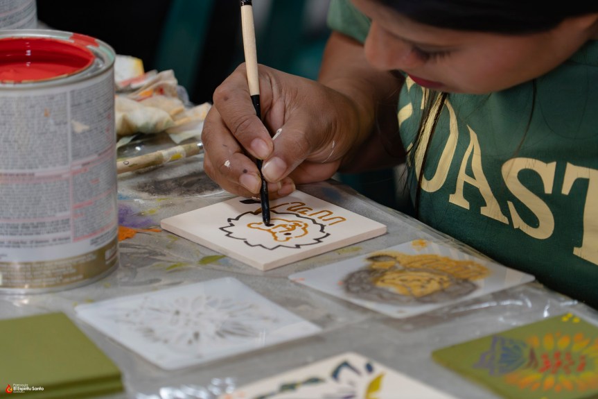 Madres desarrollan habilidades creativas en taller de&nbsp;pintura