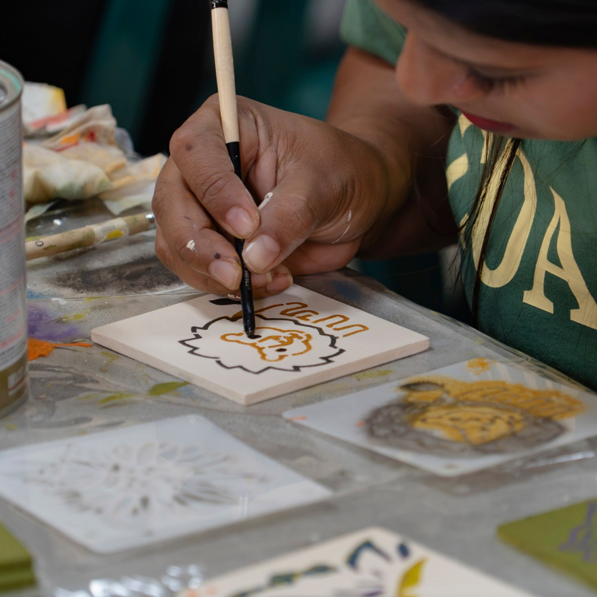 Madres desarrollan habilidades creativas en taller de&nbsp;pintura