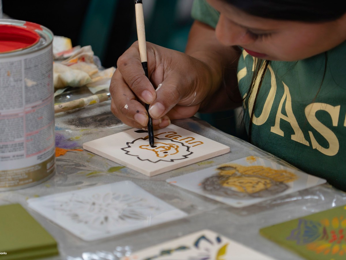 Madres desarrollan habilidades creativas en taller de&nbsp;pintura